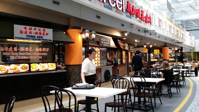 新加坡美食街有很多店舖和座位