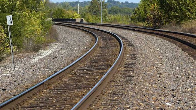 Menino de 8 anos tenta pular de vagão e morre atropelado por trem