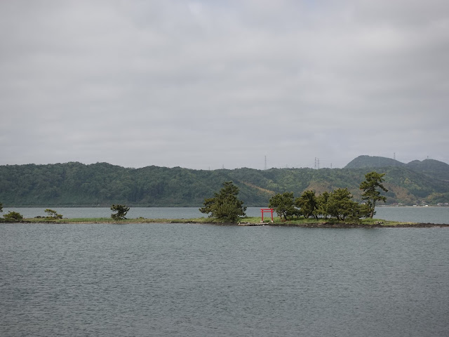 大根島中海堤防　龍宮神の鳥居（京島）