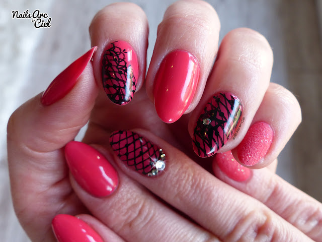 Nail Art - Dentelle résille sur rose corail Organail par Nails Arc en Ciel