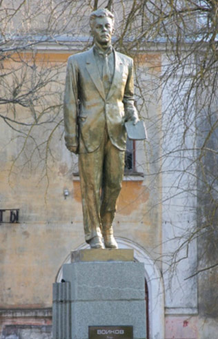 Памятник Войкову в Керчи