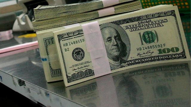 Cede el dólar por el ingreso de divisas: cerró a $ 17,64