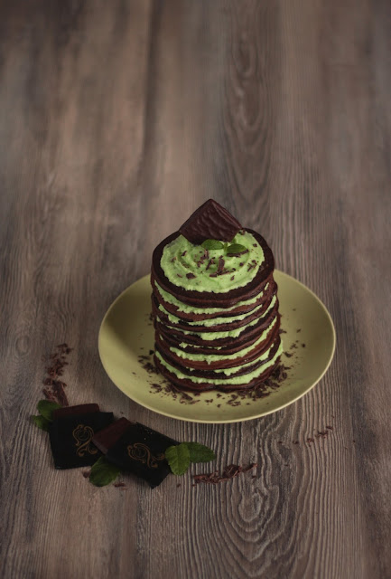 A finger licking good brakfast idea: minty Chocolate Pancakes with After Eight and homemade mint cream. Recipe brought to you by Pancake Stories, a gourmet foodblog from Germany.