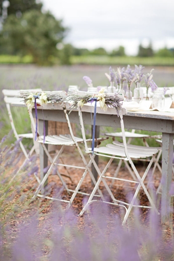 lavendel bröllop, lavendel inspiration, brudbukett lavendel, lantligt charmigt bröllop lavendel, lavender wedding, rustic lavender wedding, wedding lavender field, wedding bouquet lavender, lavender table, dukning lavende