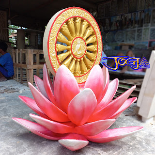 Bunga teratai dan roda dharma dibuat menggunakan bahan fiber dan batu alam putih