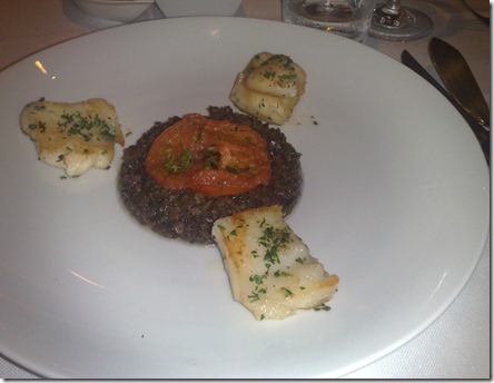 entrada lascas de bacalhau com tapenade de azeitonas e tomate assado