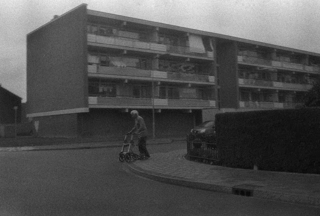 Man met rollator in de regen