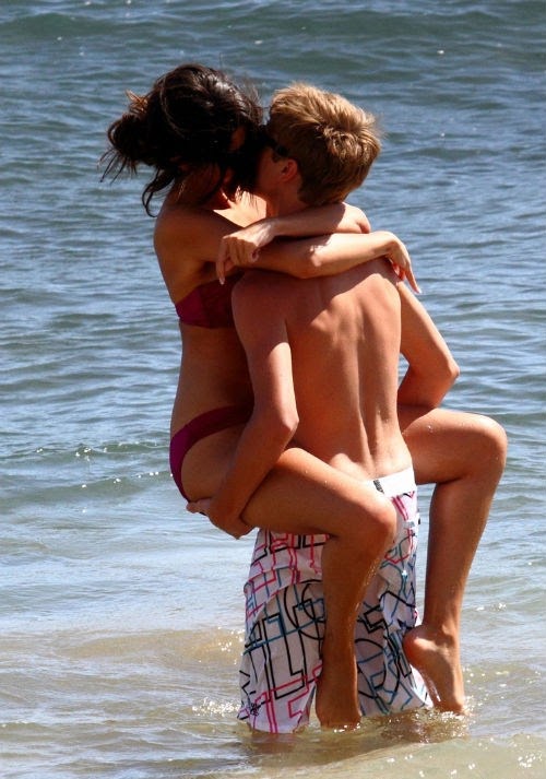 justin bieber selena gomez kissing hawaii. justin bieber and selena gomez