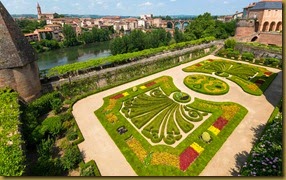 Tarn, Albi, Les jardins √† la fran√ßaise du Palais Episcopal de la Berbie, qui abrite le Mus√©e Toulouse Lautrec