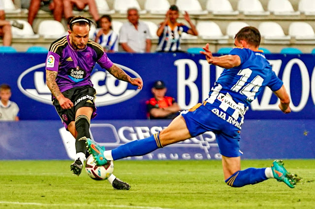 Ricard Pujol intenta tapar el disparo de Iván Sánchez. S. D. PONFERRADINA 1 REAL VALLADOLID C. F. 2 Jueves 28/07/2022, 20:00 horas. Partido amistoso. Ponferrada, León: 2.700 espectadores.