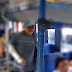 Vídeo: Homem com braço enfaixado usa passageira para recolher celulares durante assalto a ônibus em Manaus