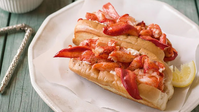 The Quintessential Lobster Roll: A Taste of New England