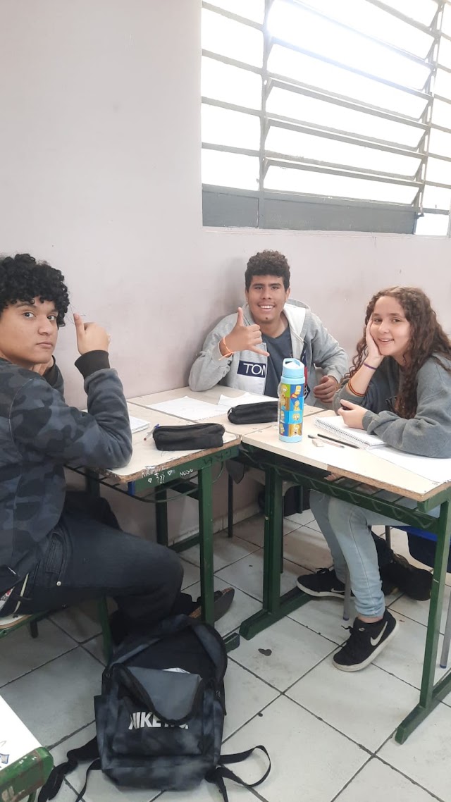 #aconteceunoleoni  Atividade diferenciada para os alunos do 1B, que fizeram todos exercícios propostos na última aula. A atividade era desenvolver um jogo usando conceitos de física, com a professora: Sueli 