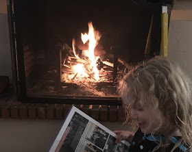 devant la cheminée