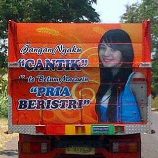 Tulisan Tulisan Belakang Truk yang Bikin Ngakak !