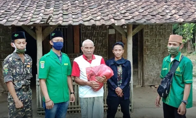 PAC GP Ansor Bersama PAC Fatayat NU Bumi Agung Bagikan Sembako dan Masker