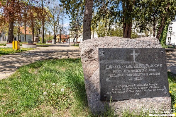 Tablica w Parku Plebiscytowym w Kwidzynie, tu kiedyś był cmentarz