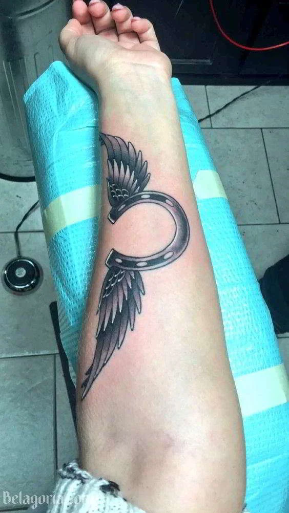 un tatuaje de herradura para una mujer
