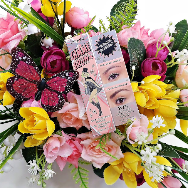 Фото коробочки Gimme Brow+ Оттеночного геля для бровей Benefit.