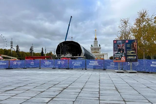 ВДНХ, Главная аллея, аллея Космонавтов, строящийся павильон выставки «Россия»