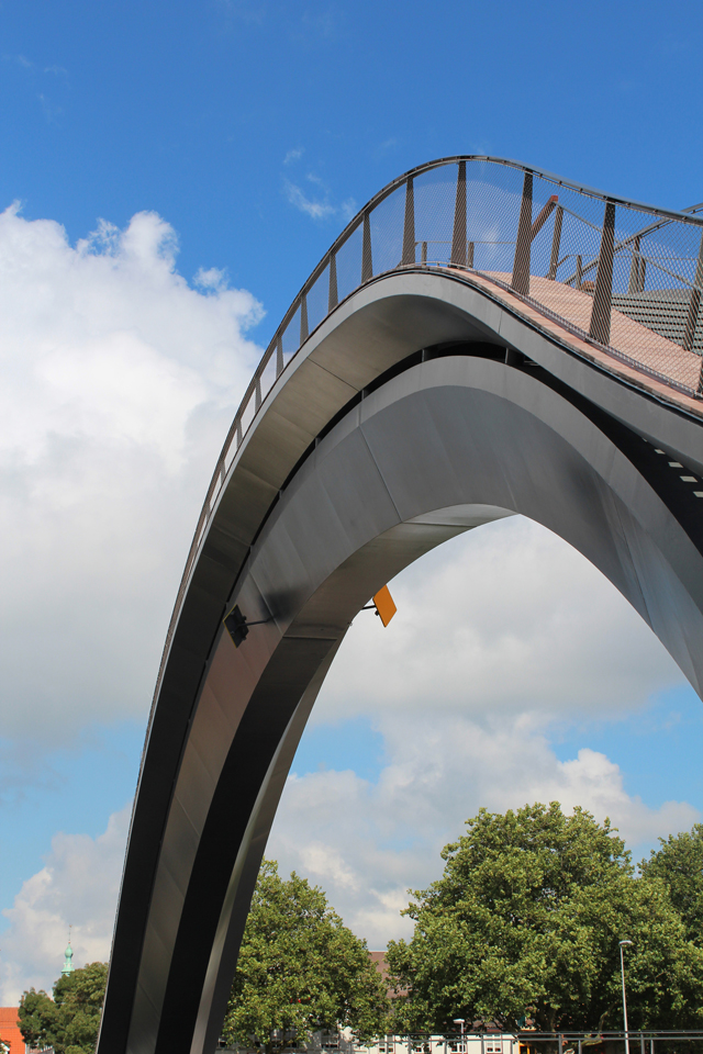 Arco construído sobre passarela para bicicletas