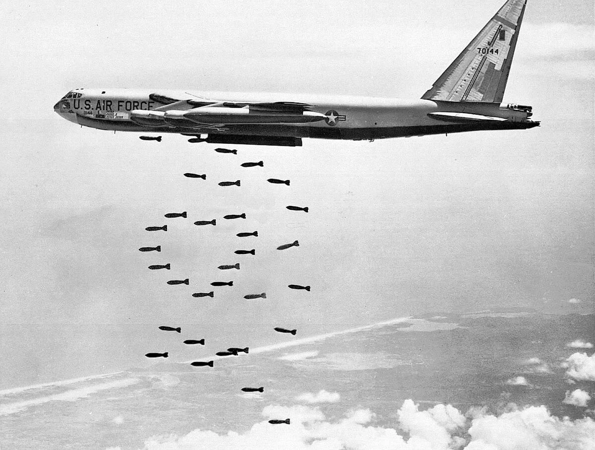 Χρήση των ναπάλμ  Agent Orange και βόμβες φωσφόρου πόλεμος του Βιετνάμ