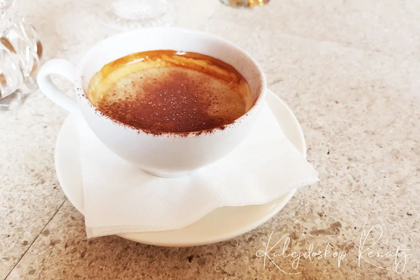 Kawa Pedrocchi charakterystyczny napój, zrobiony z gorącej kawy espresso z dodatkiem kremowej i zimnej mięty.