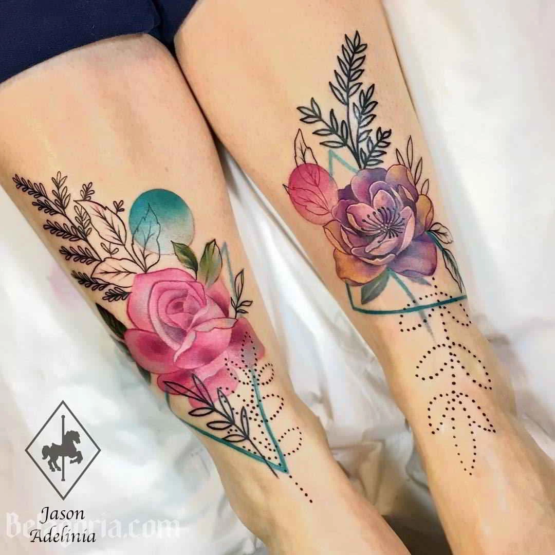 Tatuajes de dos rosas en las piernas de una mujer
