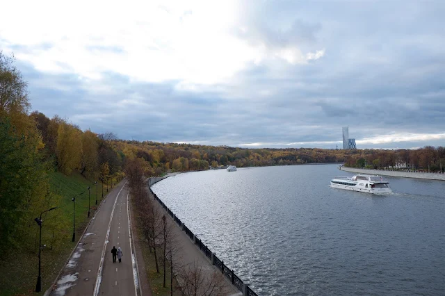 вид с моста Лужники, Воробьёвская набережная, Москва-река