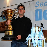 Felgaer con el trofeo del Magistral de Ajedrez del Bicentenario