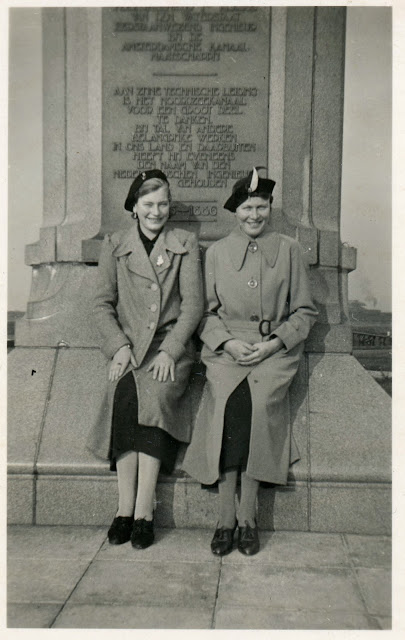 Foto: 1938 Kniertje Zwaan bij de gedenknaald over de sluis IJmuiden Janny Zwaan; collectie Robert van der Kroft