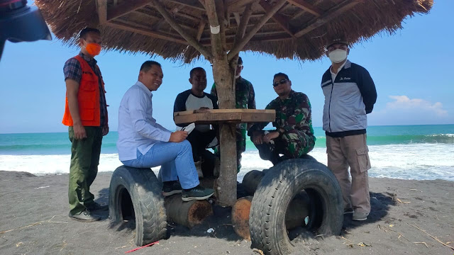 Cak Thoriq bersantai di gazebo yang ada di pesisir Pantai Tlepuk ditemani Kepala BPBD Kabupaten Lumajang Patria Dwi Hastiadi  beserta jajaran lainnya.