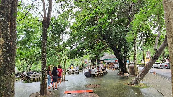 The entrance area before the waterfall