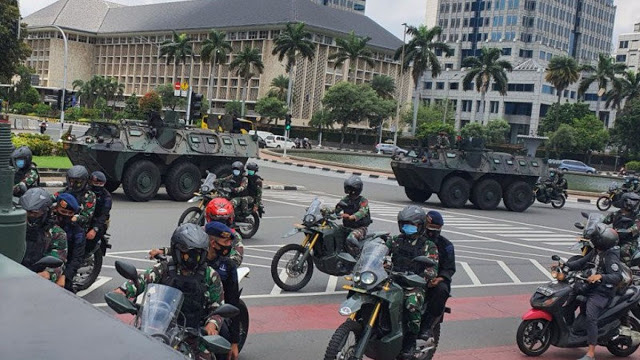Pasukan TNI Kerahkan Panser Keliling Jakarta, Copoti Baliho Habib Rizieq Shihab