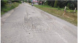 Masyarakat Keluhkan Banyak Jalan Berlubang di Kecamatan Bandar Petalangan