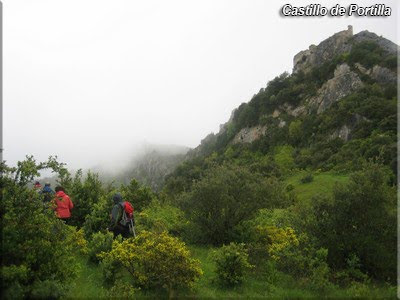 Caminando bajo la mirada del Castillo