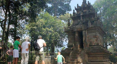 yang berada di provinsi Jawa Barat banyak mempunyai tempat wisata terkenal dan menarik untuk 10 TEMPAT WISATA GARUT PALING POPULER