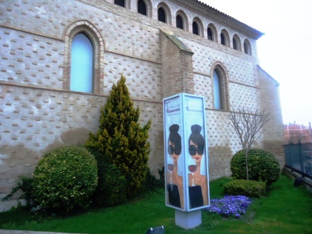 Complejo histórico de San Julián y Santa Lucía.  Acoge la Oficina de Turismo de Barbastro, el Centro de Interpretación del Somontano y el Espacio del Vino de la Denominación de Origen. Con la visita a este Complejo se puede conocer gran número de las posibilidades que ofrece nuestra comarca.