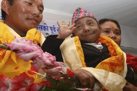Khagendra Thapa Magar orang terkecil sedunia ditilang polisi
