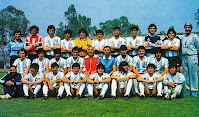 SELECCIÓN DE ARGENTINA - Temporada 1985-86 - Pachamé (técnico alterno), Islas, Valdano, Giusti, Zelada, Clausen, Brown, Ruggeri, Pumpido, Maradona y Madero (médico); Bochini, Tapia, H. Enrique, Pasculli, Echevarría (presidente), Bilardo (seleccionador), Borghi, Cuciuffo y Trobbiani; Benrós (utillero), Passarella, Olarticoechea, Garré, Almirón, Batista, Burruchaga y Molina (masajista) - Plantilla de la Selección Argentina que ganó el Mundial de México 1986, posando antes de empezar el Campeonato