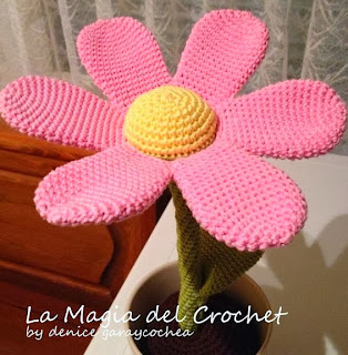 http://dghlamagiadelcrochet.blogspot.ch/2013/11/flor-patron-en-la-tecnica-amigurumi.html