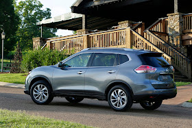 Rear 3/4 view of 2014 Nissan Rogue