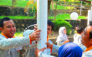 Permainan outbond Hands on holes 