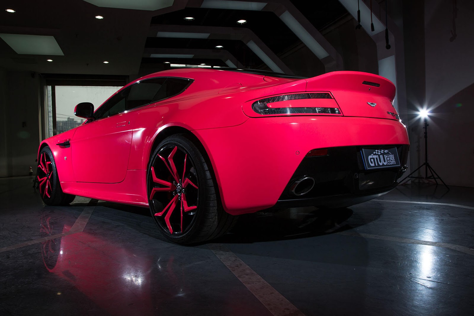 Seksinya Aston Martin Vantage S Pink Bersama Gadis Asia Yang Molek