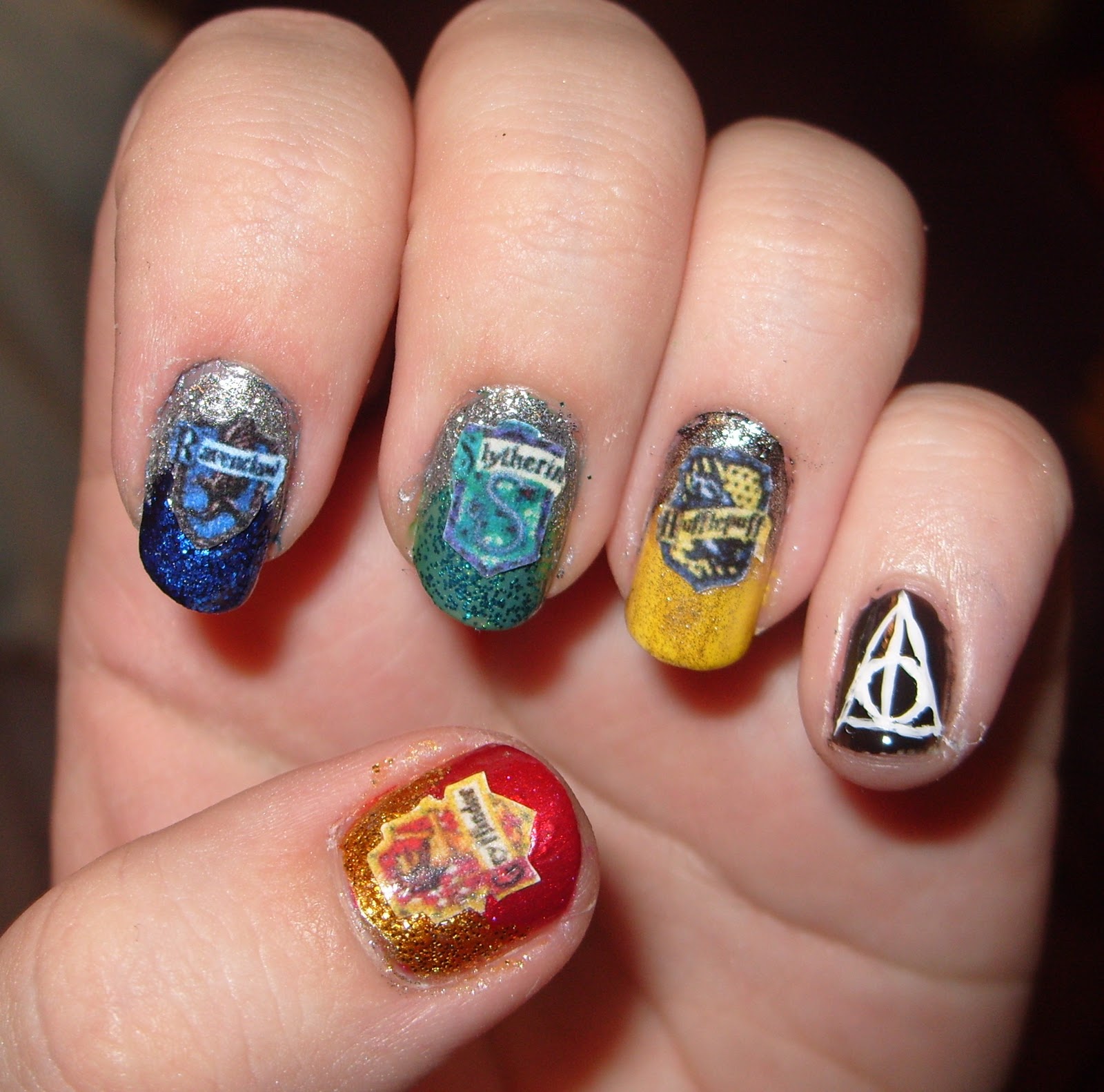 sharihearts: Harry Potter Themed Nail Art