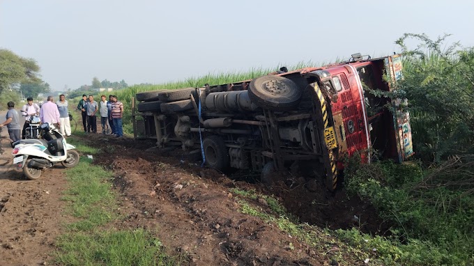  नीरा येथे पुणे पंढरपूर पालखी महामार्गावर ट्रक झाला पलटी  सुदैवाने जिवीतहाणी नाही 