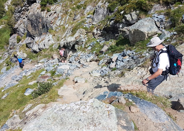 Steep descent on a rocky path along the Mark Twain Weg