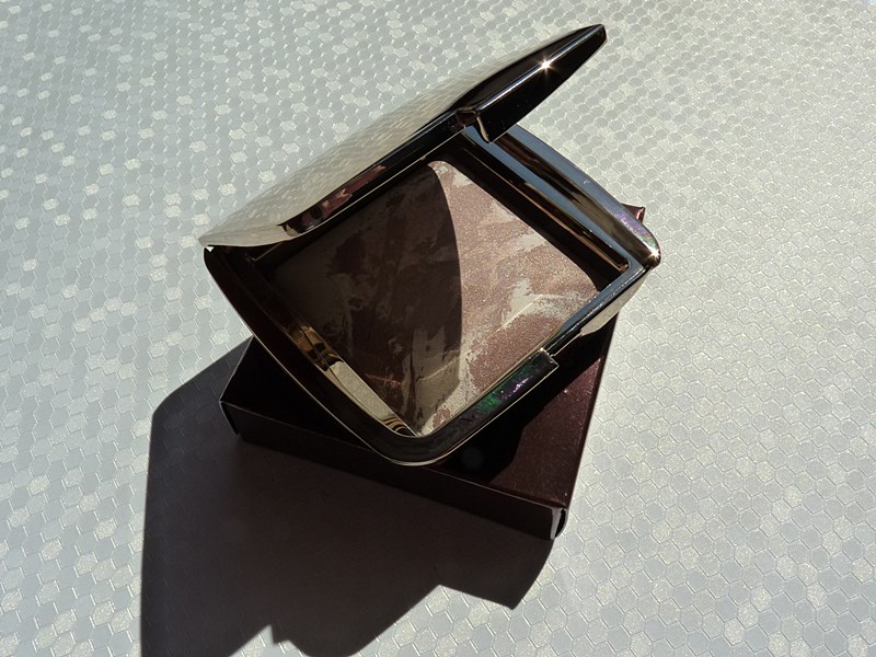 Hourglass Ambient™ Lighting Bronzer w odcieniu Diffused Bronze Light