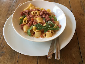 pasta-corta-con-queso-parmesano-y-rúcula