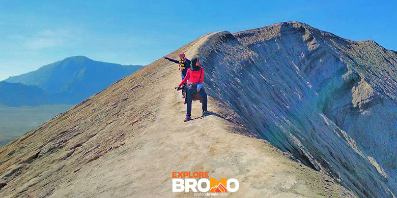trekking menuju kawah gunung Bromo